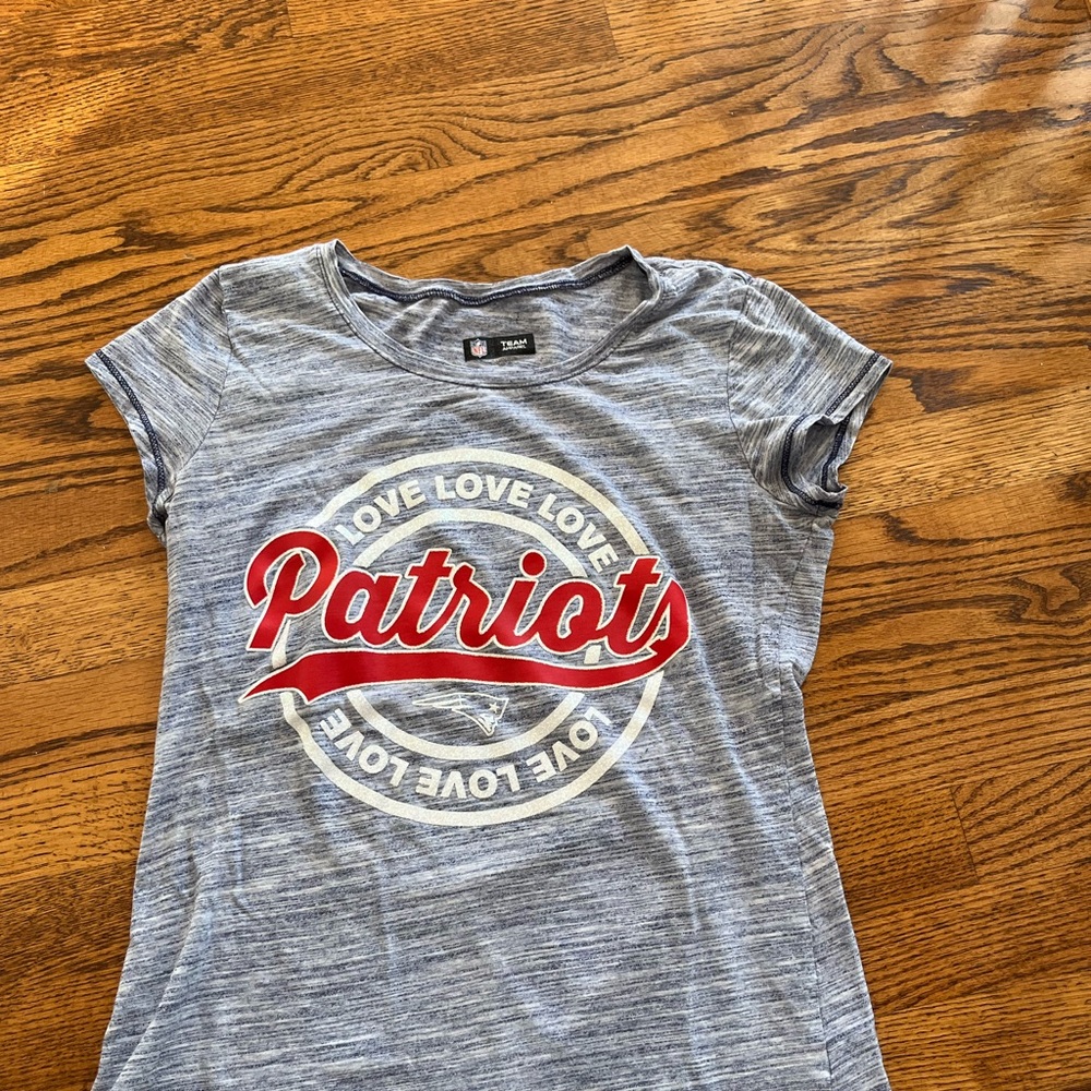 Womens New England Patriots tee shirt